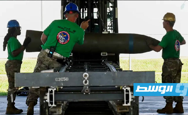 جنود أميركيون يرفعون قنبلة من طراز BLU-109 في قاعدة باركسديل الجوية بلويزيانا. 7 سبتمبر 2023. (الإنترنت)