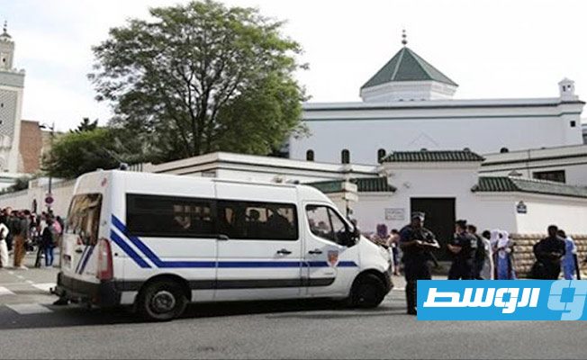 السلطات الفرنسية تعلن إغلاق مسجد قرب باريس