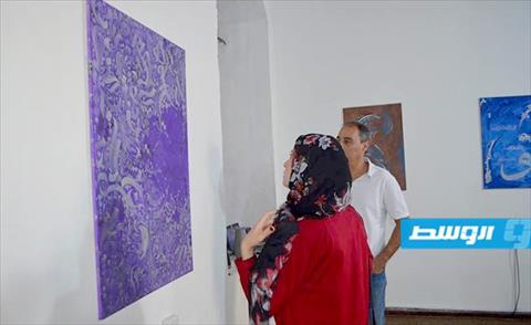 المعرض الأول للفنان علي القرقوري في بنغازي (فيسبوك)