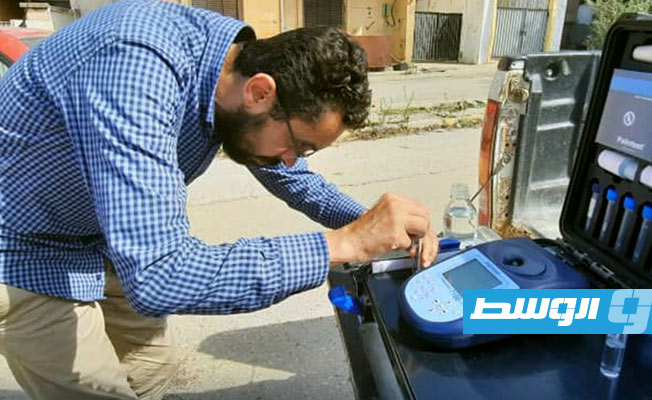 إجراء اختبارات كيميائية لتحديد جودة المياه بمدينة البيضاء. (حكومتنا)