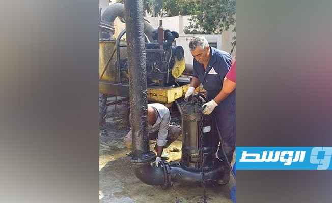 تركيب مضخة غاطسة بمحطة الصرف الصحي بمنطقة الكيش في بنغازي