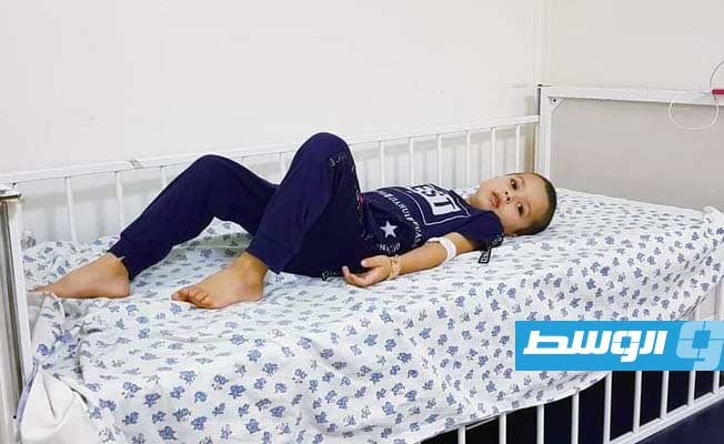 أحد الأطفال المصابين بالإعياء يتلقى العلاج بقسم الأطفال في مستشفى بني وليد العام. (الإنترنت)