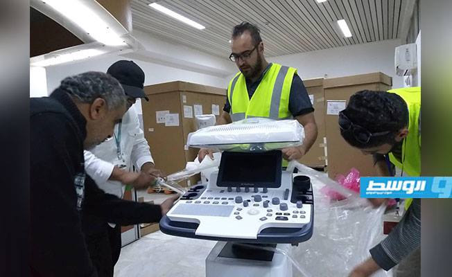 تركيب أجهزة ومعدات طبية بمركز طبرق بعد وصولها من طرابلس