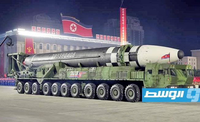 كوريا الشمالية تفاجئ العالم بصاروخ بالستي ضخم عابر للقارات خلال عرض عسكري (فيديو)