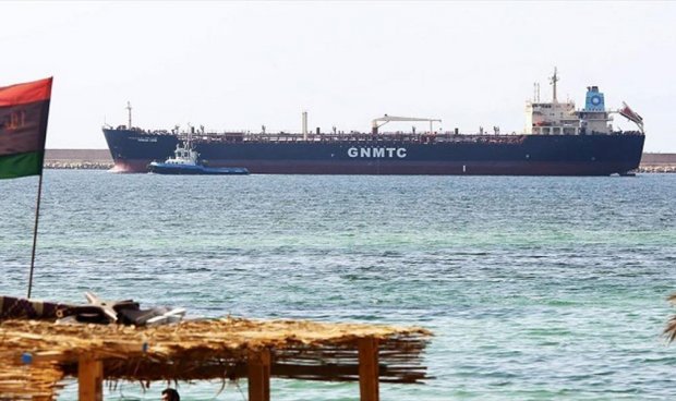 مؤسسة النفط تدعو إلى السماح لناقلة نفط في ميناء السدرة بتحميل الخام