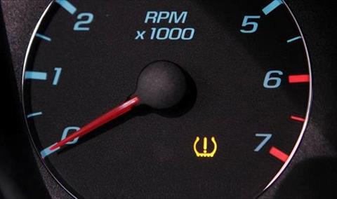 إلى ماذا تشير هذه العلامة بلوحة عدادات سيارتك؟