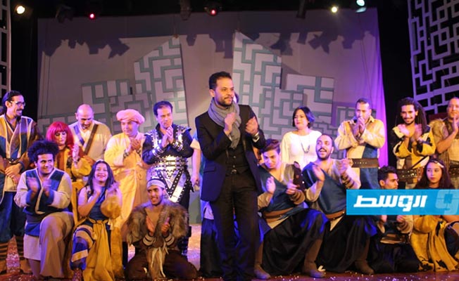 تكريم فريق مسرحية «حدث في بلاد السعادة» (بوابة الوسط)