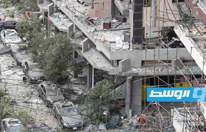 منذ الكارثة لا تزال الأشجار التي اقتلعها الانفجار والسيارات التي يغطيها الركام حبيسة شوارع بيروت. (رويترز)