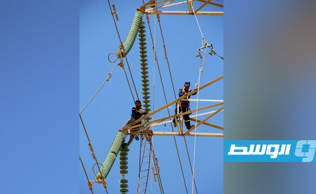 جانب من أعمال الصيانة التي قامت بها فرق الكهرباء في مواقع اشتباكات طرابلس، 23 يوليو 2022. (شركة الكهرباء)