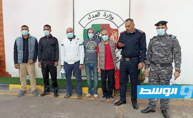 «الشرطة القضائية»: ترحيل 14 نزيلا مصريا ومغربيا محكوما عليهم بالإبعاد