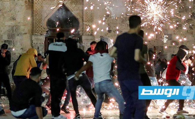 تجدد المواجهات بين شبان فلسطينيين والشرطة الإسرائيلية في باحات المسجد الأقصى