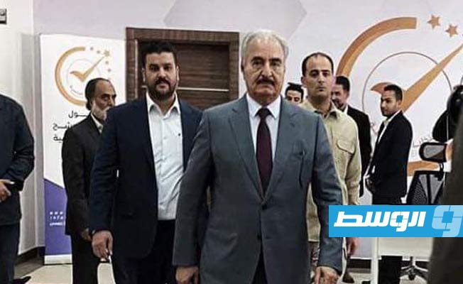 حفتر يطالب الليبيين بالاختيار الصحيح «الذي لا يندمون فيه مرة ثانية»