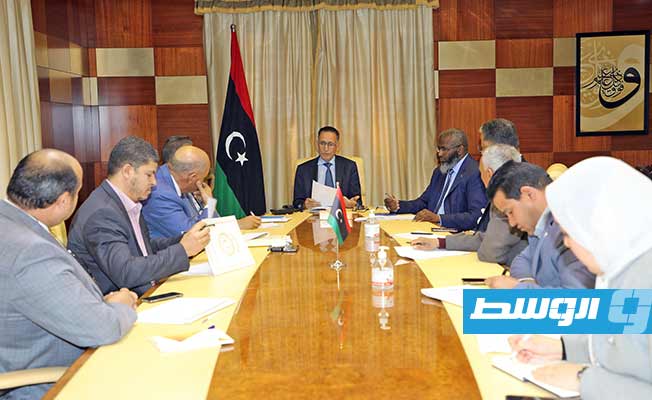 وزير التجارة والصناعة محمد الحويج يجتمع مع عدد من مديري الإداراة بالوزارة، الأربعاء 12 أبريل 2023 (صفحة الوزارة على فيسبوك)