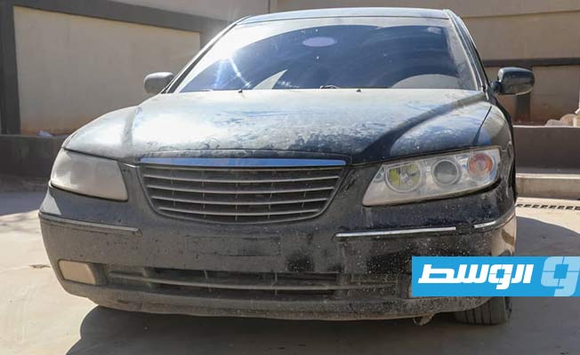 السيارة التي كان يستقلها المتهمين بقتل المواطن سالم العبدلي في بنغازي. (الإدارة العامة للبحث الجنائي)