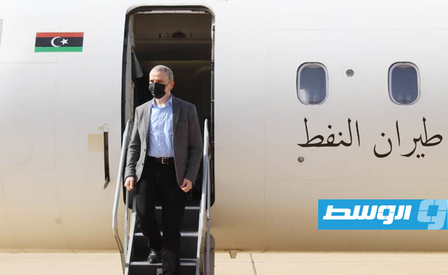 صنع الله بعد وصوله إلى مطار بنينا الدولي للقاء مسؤولي شركة الخليج العربي للنفط. (الشركة)