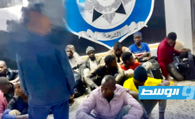 مهاجرون غير شرعيين عقب ضبطهم في غدامس. (وزارة الداخلية)