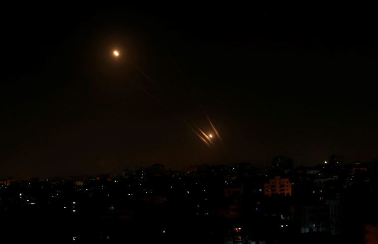 صواريخ غزة تقصف إسرائيل وسط مخاوف من حرب رابعة