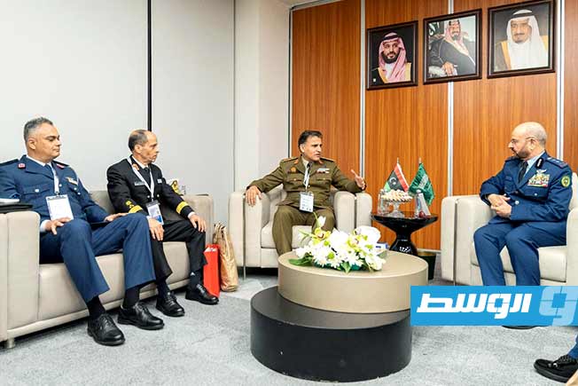 Al-Namroush and Al Ruwaili discuss developing military cooperation between Libya and Saudi Arabia