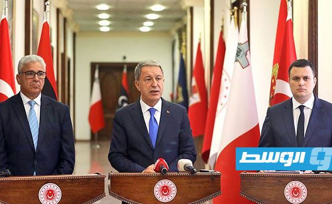 وزير الدفاع التركي يتوسط باشاغا ووزير الداخلية المالطي خلال مؤتمر صحفي في أنقرة. (وزارة الداخلية)