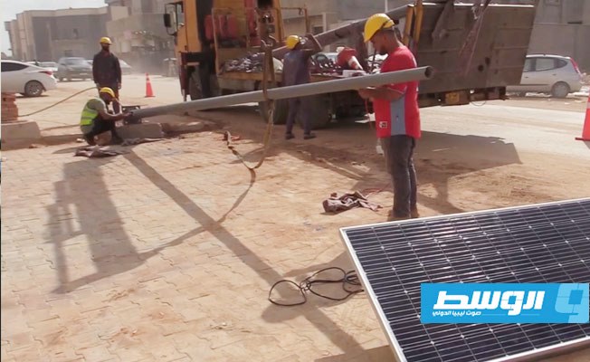 تركيب أعمدة إنارة بالطاقة الشمسية في بنغازي بالتعاون مع الأمم المتحدة