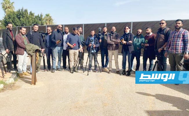 انسحاب الصحفيين من مطار بنينا بسبب منعهم من تغطية وصول المنفي