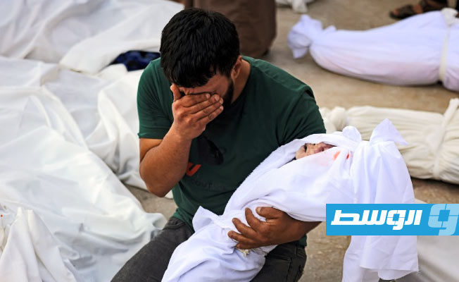 مشاهد مأساوية وبكاء وانهيارات.. سكان غزة يهرعون إلى مستشفى دير البلح للتعرف على جثامين أقاربهم