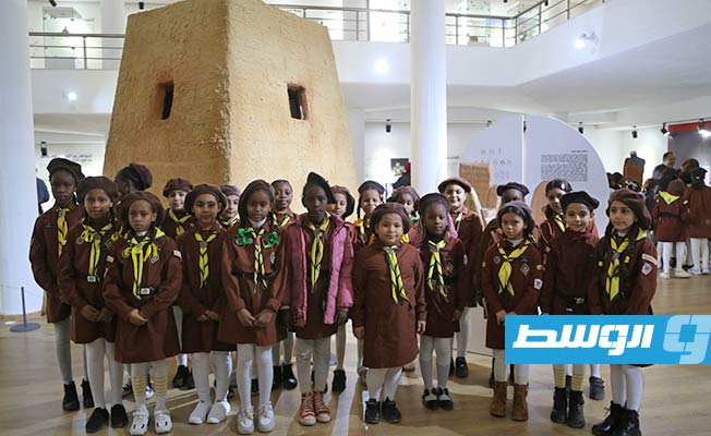 زيارة حلقتي زهرات وفتيات من مفوضية ومرشدات بنغازي لمعرض «أنا ليبيا أنا التاريخ». (مجلس الثقافة العام)