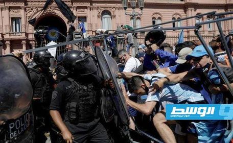 اندلاع اشتباكات بين الشرطة الأرجنتينية وعشاق مارادونا