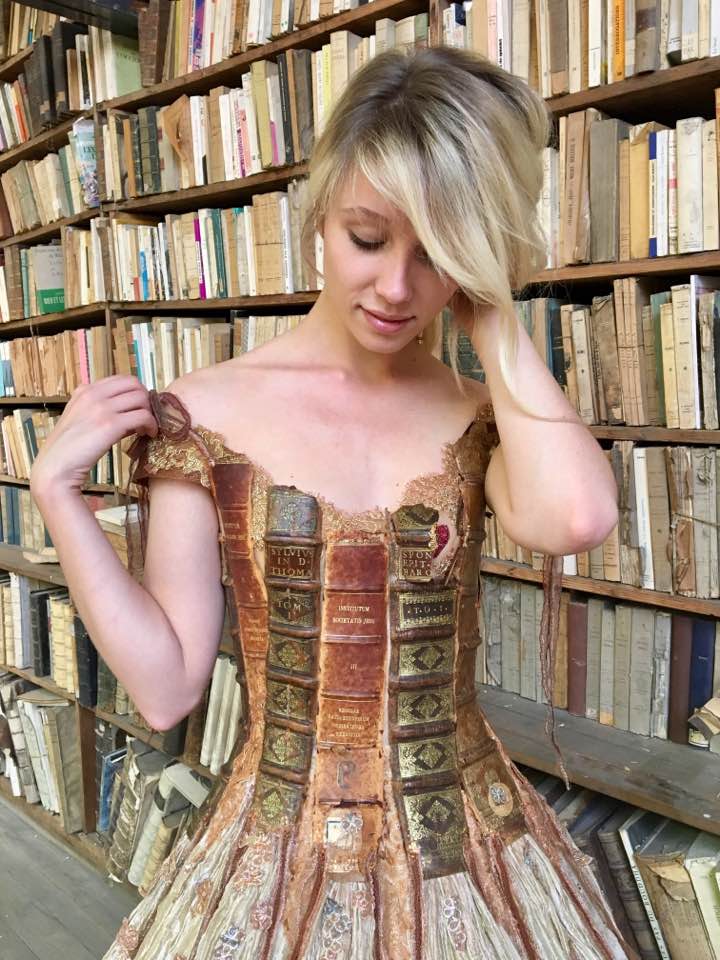 بالصور: فرنسية تصنع فستانًا من الكتب القديمة