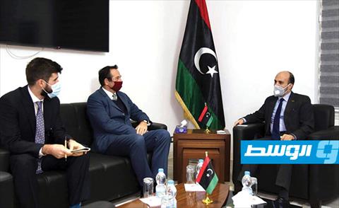 عماري زايد يبحث مع السفير البريطاني تسريع حصول الطلبة الليبيين على التأشيرة