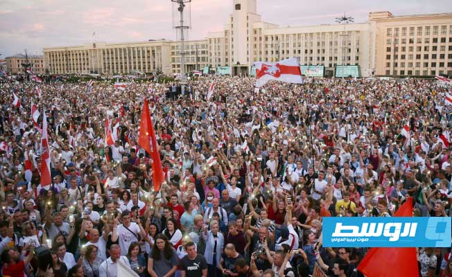مؤيدو المعارضة يتظاهرون بساحة الاستقلال في مينسك في 18 أغسطس 2020.. (فرانس برس)