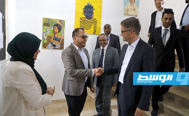 سفير ألمانيا في ليبيا، أوليفر أوفتشا، يزور تجمع تاناروت للإبداع في بنغازي (فيسبوك)