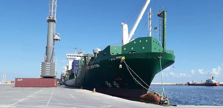 ميناء بنغازي يستقبل عددا من السفن التجارية تحمل بضائع متنوعة