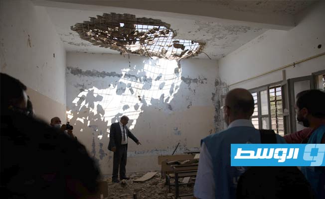 الوفد يطالع الأضرار التي لحقت بسقف المدرسة جراء سقوط صاروخ.