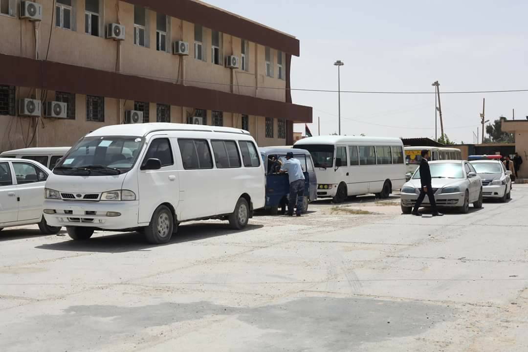 «جنائي أجدابيا» يحتجز 15 حافلة رفض سائقوها إزالة تعتيم الزجاج