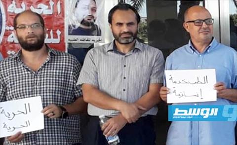 بالصور.. وقفة بمستشفى الحوادث أبو سليم تضامنا مع الأطباء المختطفين في غدامس