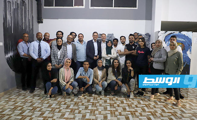سفير ألمانيا في ليبيا، أوليفر أوفتشا، يزور تجمع تاناروت للإبداع في بنغازي (فيسبوك)