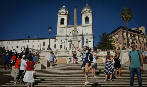 حظر جلوس السياح على السلالم الإسبانية