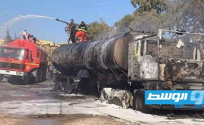 إخماد حريق شاحنة الوقود في بنغازي (فيديو)