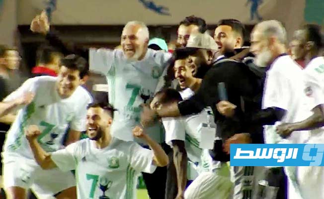 لاعبو الأهلي طرابلس يحتفلون بالكأس مع الجهاز الفني، الثلاثاء 2 مايو 2023 (لقطة مثبتة من بث مباشر، قناة ليبيا الرياضية)