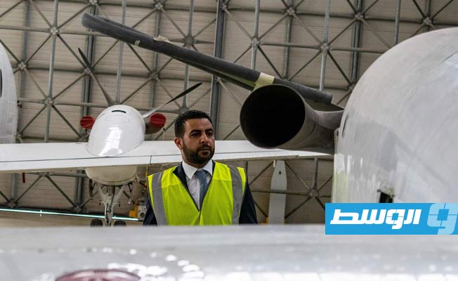 مدير الإسعاف الطائر يتفقد الطائرة التابعة للجهاز بمركز الصيانة في مالطا. (حكومة الوحدة الوطنية)