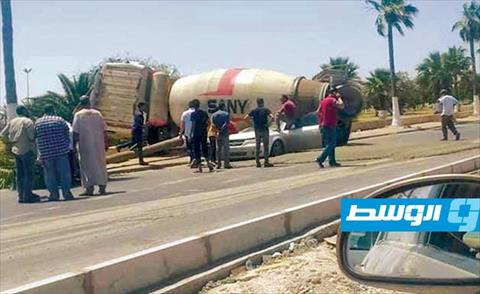 بالصور.. انقلاب شاحنة خرسانة على سيارة خاصة ببنغازي