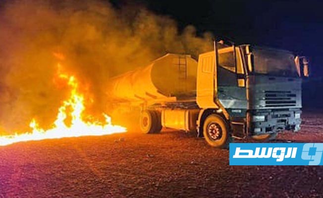 النيران تشتعل في شاحنة وقود مهربة جرى ضبطها جنوب مدينة الشويرف (صفحة اللواء 444 قتال على فيسبوك)
