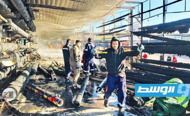 من جهود إخماد الحريق بمحلات السجاد بسوق أبوسليم بالعاصمة طرابلس، 17 فبراير 2023. (هيئة السلامة الوطنية طرابلس)