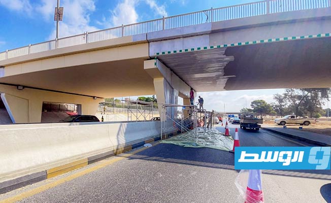 تحذير من المرور بجسرين على الطريق السريع في طرابلس