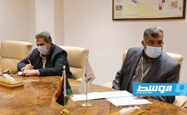 اجتماع صنع الله مع رئيس فريق مشروع إنشاء معهد النفط في بنغازي. (المؤسسة الوطنية للنفط)