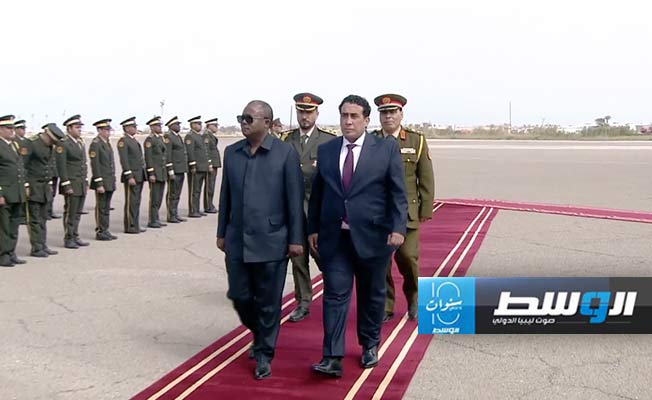 المنفي ورئيس غينيا عمر المختار سيسكو خلال مراسم استقبال رسمية في العاصمة طرابلس، 28 فبراير 2024. (الصفحة الرسمية للمنفي)