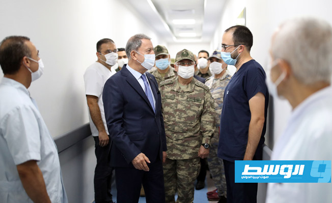 وزير الدفاع التركي ورئيس الأركان التركي خلال زيارتهما مستشفى معيتيقة، 4 يوليو 2020. (TRT)