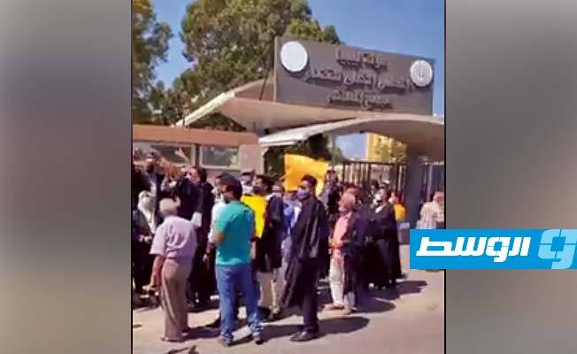 محامون يتظاهرون أمام مجمع المحاكم في طرابلس ويطالبون بإطلاق الموقوفين ومحاسبة الفاسدين