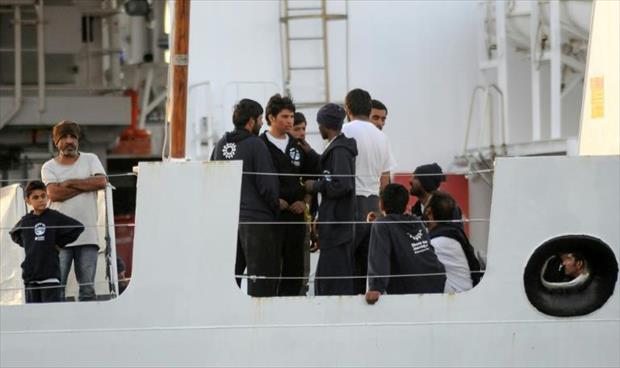 450 مهاجرًا في عرض البحر وسط خلاف بين إيطاليا ومالطا